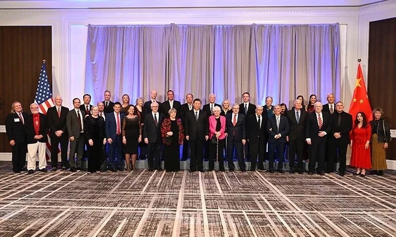 △宴會開始前，習(xí)近平主席會見飛虎隊和史迪威將軍后人、鼓嶺、艾奧瓦州、華盛頓州等方面友好人士代表，同他們親切交談并合影留念。