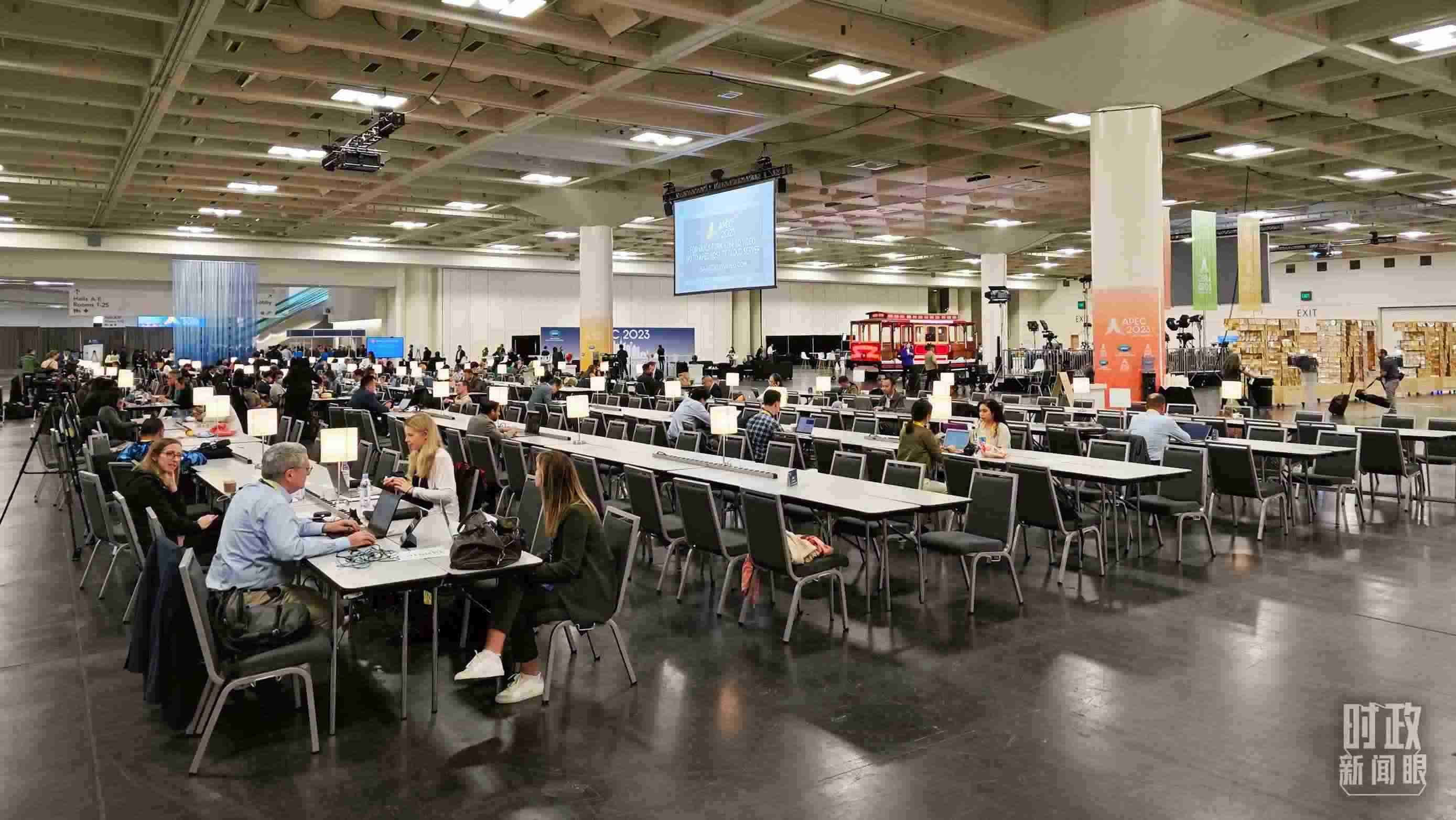 △APEC會議國際媒體中心，各國記者正在工作。（總臺央視記者王哈男拍攝）