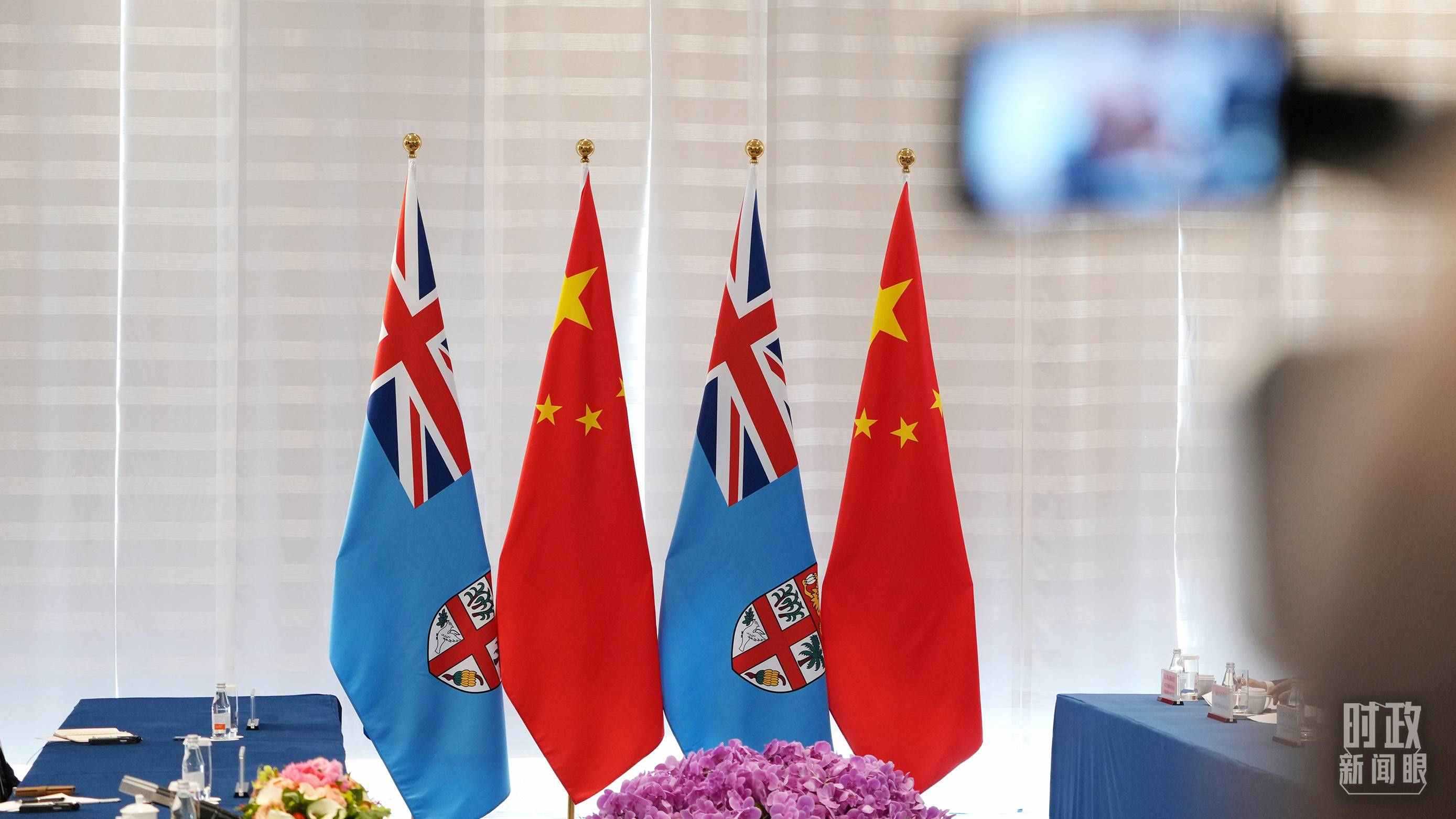 △會談現(xiàn)場的中斐兩國國旗。（總臺國廣記者李晉拍攝）