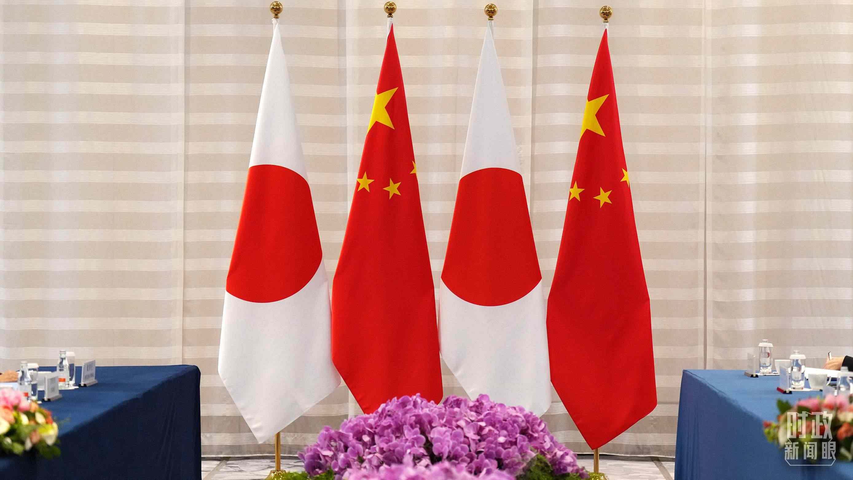 △會談現(xiàn)場的中日兩國國旗。（總臺國廣記者李晉拍攝）