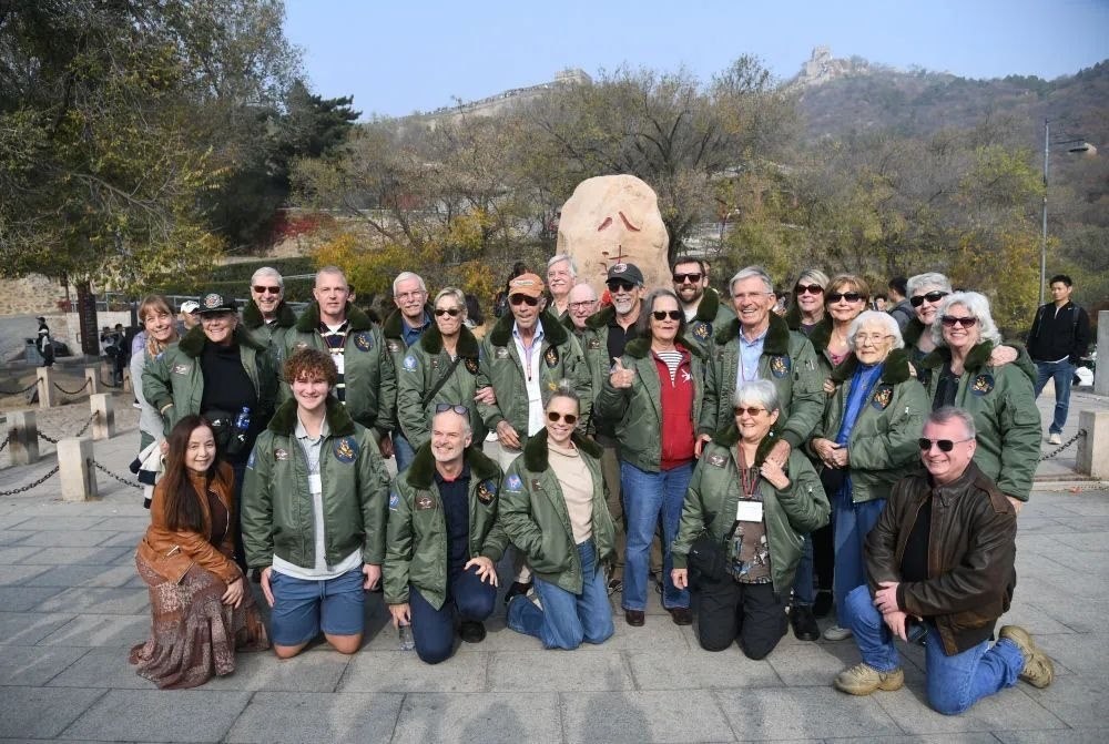 △2023年10月29日，飛虎隊老兵莫耶一行人在北京八達嶺長城合影留念。