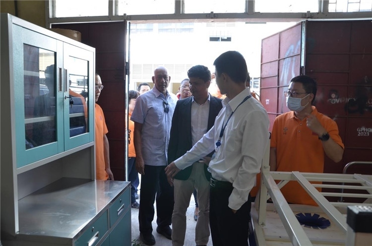 喬治敦公立醫(yī)院執(zhí)行院長接收捐贈物資。第十九期中國援圭亞那醫(yī)療隊(duì)供圖