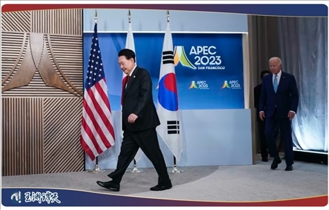 ｜｜日本首相岸田文雄、美國(guó)總統(tǒng)拜登以及韓國(guó)總統(tǒng)尹錫悅試圖在APEC會(huì)議期間合影