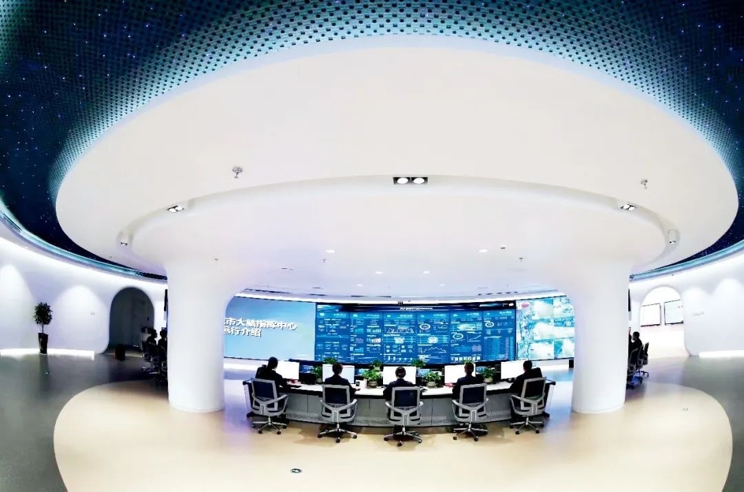 2021年2月2日，江西省撫州市東鄉(xiāng)區(qū)城市大腦指揮中心，工作人員通過(guò)城市大腦指揮平臺(tái)實(shí)時(shí)監(jiān)控、抓取、分析相關(guān)案件。