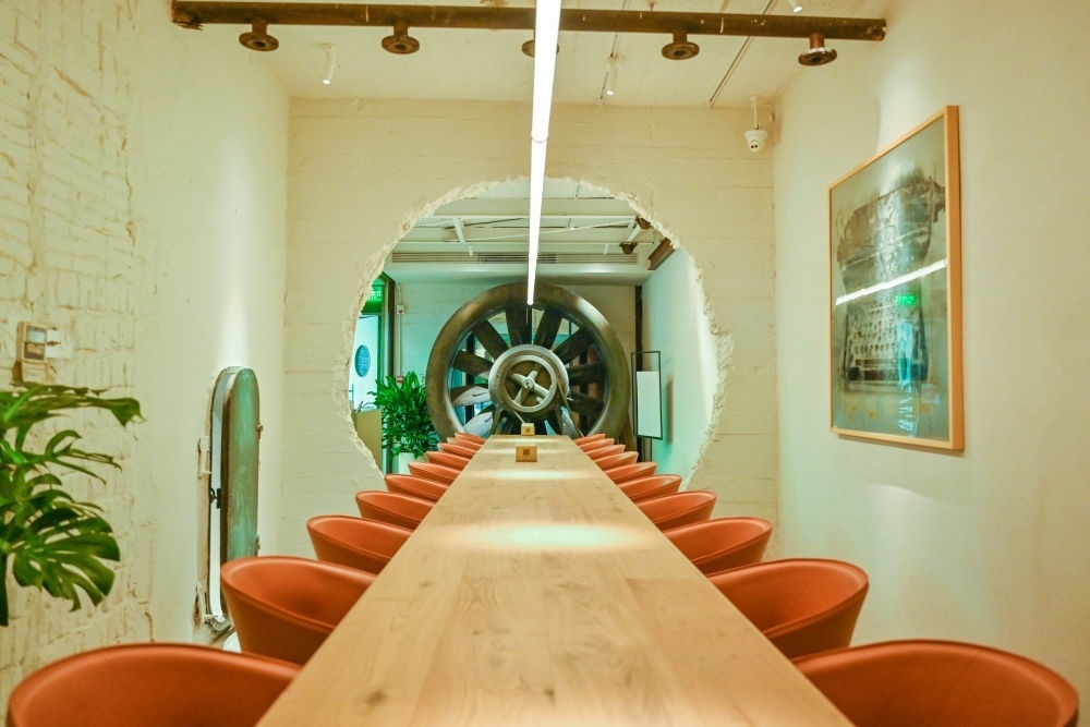 “絲聯(lián)166”園區(qū)內(nèi)保留工業(yè)遺存的咖啡館。（受訪者供圖）