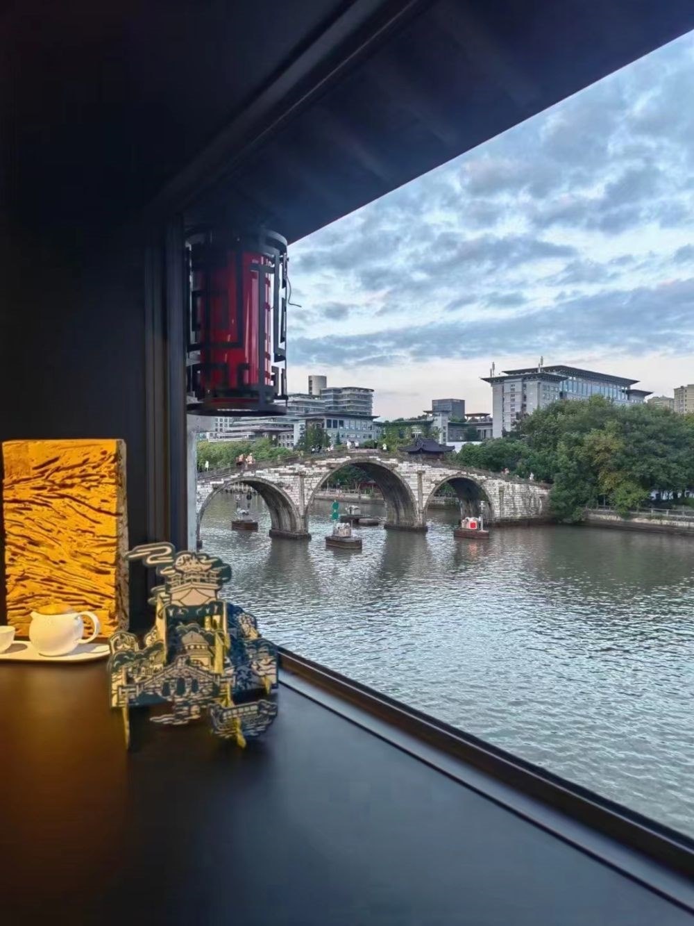 文創(chuàng)產(chǎn)品與拱宸橋。（受訪者供圖）