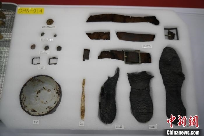 當(dāng)?shù)貢r(shí)間11月22日上午，第十批在韓中國人民志愿軍烈士遺骸裝殮儀式在韓國舉行。圖為裝殮儀式現(xiàn)場(chǎng)拍攝的部分志愿軍烈士遺物。中新社記者劉旭 攝