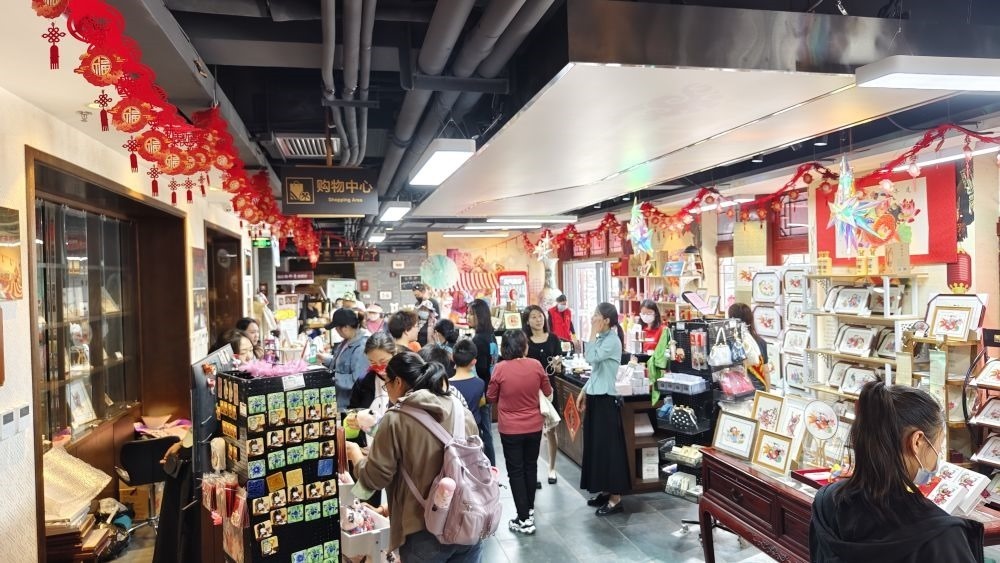 游客在天津市西青區(qū)楊柳青民俗文化館游覽。（新華社記者宋瑞 攝）