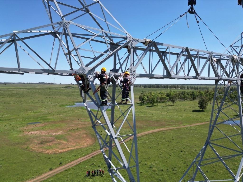 這是2023年11月15日拍攝的位于烏拉圭派桑杜省烏拉圭500千伏輸變電環(huán)網閉合項目施工現場。
