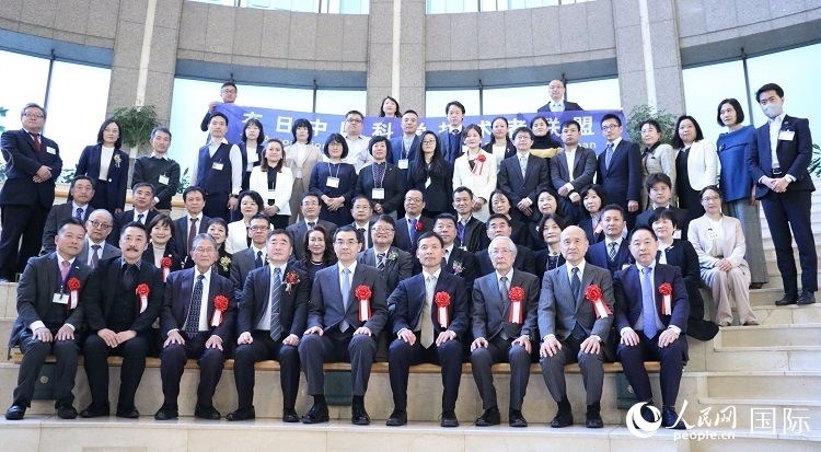 到場嘉賓與中國駐日本大使吳江浩合影留念。人民網(wǎng) 許可攝