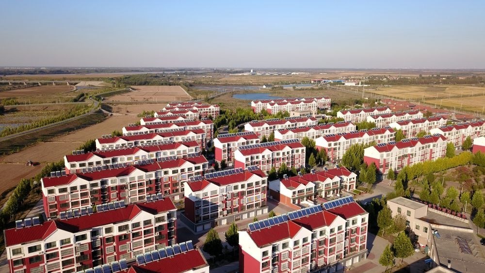 山東省東營(yíng)市墾利區(qū)楊廟社區(qū)（2021年10月17日攝，無(wú)人機(jī)照片）。新華社記者 郭緒雷 攝