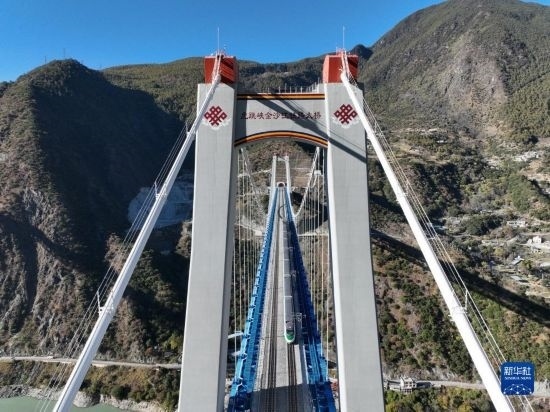 11月25日，列車通過麗香鐵路金沙江特大橋（無人機(jī)照片）。