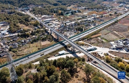 11月25日在麗江市境內(nèi)拍攝的即將開通的麗香鐵路（無人機(jī)照片）。