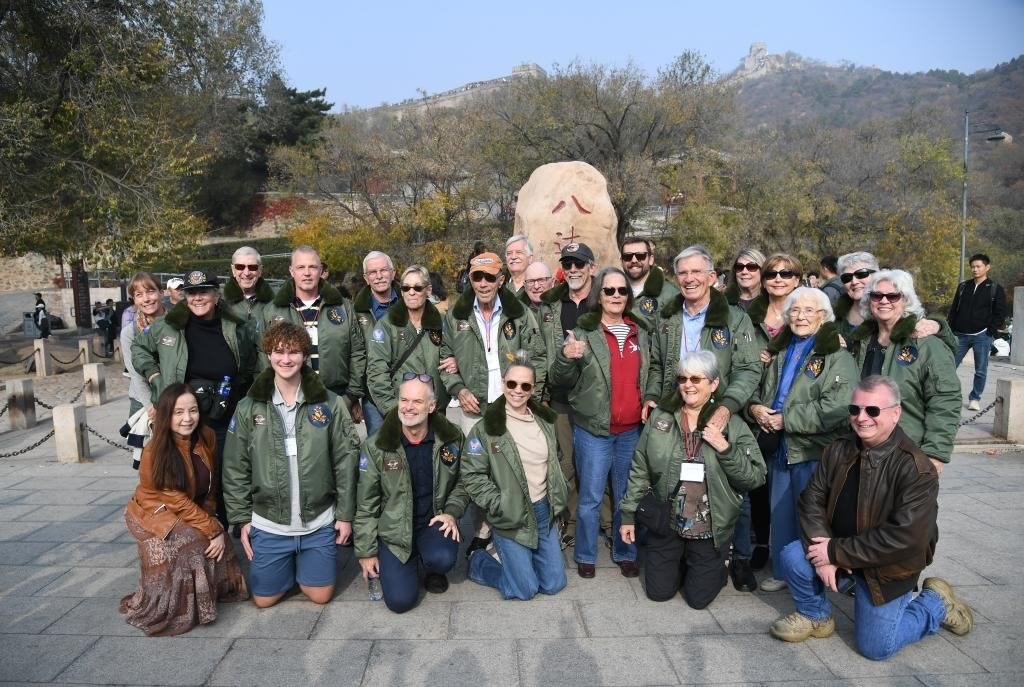 10月29日，飛虎隊老兵莫耶一行人在北京八達嶺長城合影留念。當日，美中航空遺產(chǎn)基金會訪華代表團成員陸續(xù)抵達北京。新華社記者任超攝
