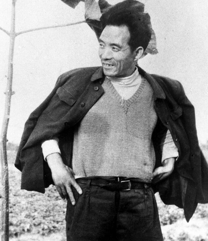 這是焦裕祿當(dāng)年滿懷豪情地在泡桐樹前留影。新華社發(fā)（1990年5月10日發(fā)）