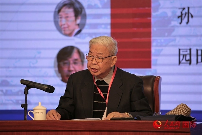 北京外國語大學(xué)北京日本學(xué)研究中心原主任嚴(yán)安生發(fā)表主旨演講。人民網(wǎng)記者 張麗婭攝