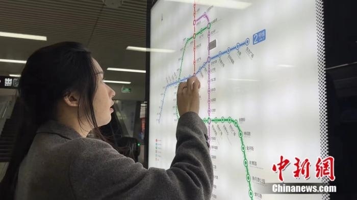 李佳夢(mèng)正在坐地鐵。呂盛楠 攝