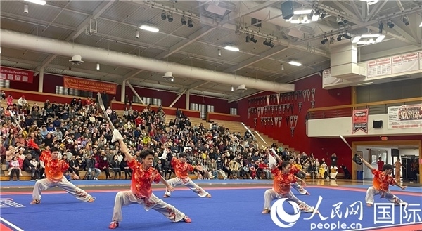 中國(guó)武術(shù)隊(duì)員表演現(xiàn)場(chǎng)。人民網(wǎng)記者 鄧圩攝