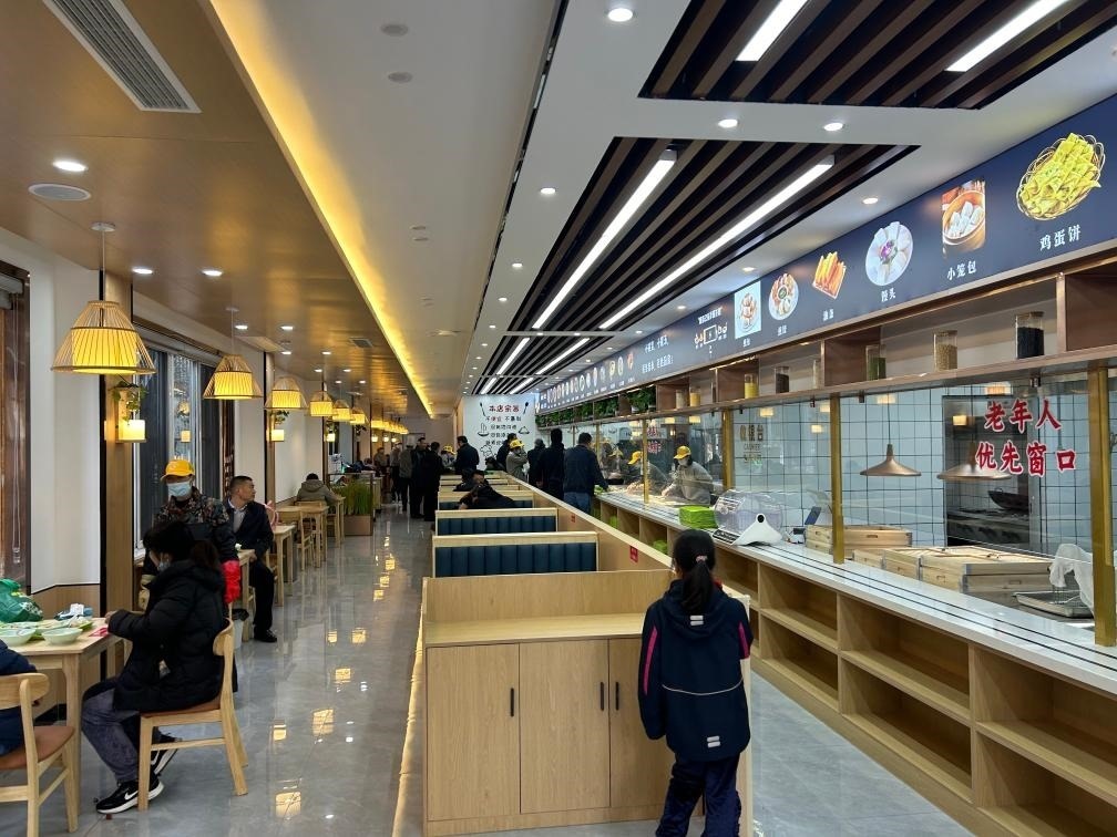 位于安徽合肥市瑤海區(qū)和平路街道綠苑社區(qū)的社區(qū)老年大食堂。（綠苑社區(qū)供圖）