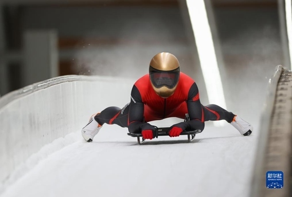 11月25日，天津隊選手閆文港在比賽中抵達終點。新華社記者 王楷焱 攝