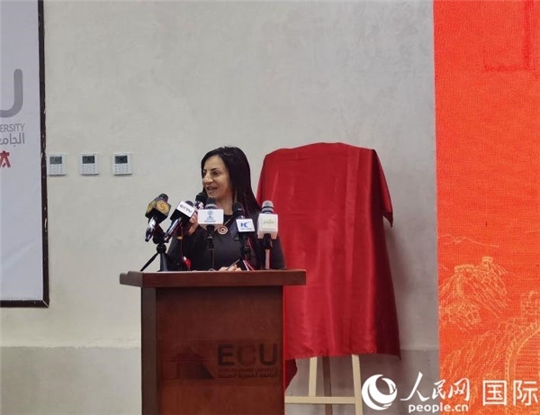 埃及中國(guó)大學(xué)副董事長(zhǎng)索娜塔致辭。人民網(wǎng)記者 沈小曉攝