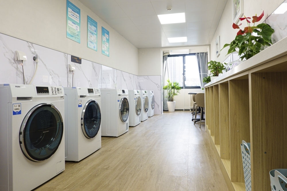 閔行區(qū)新時代城市建設(shè)者管理者之家的共享廚房和共享洗衣房。