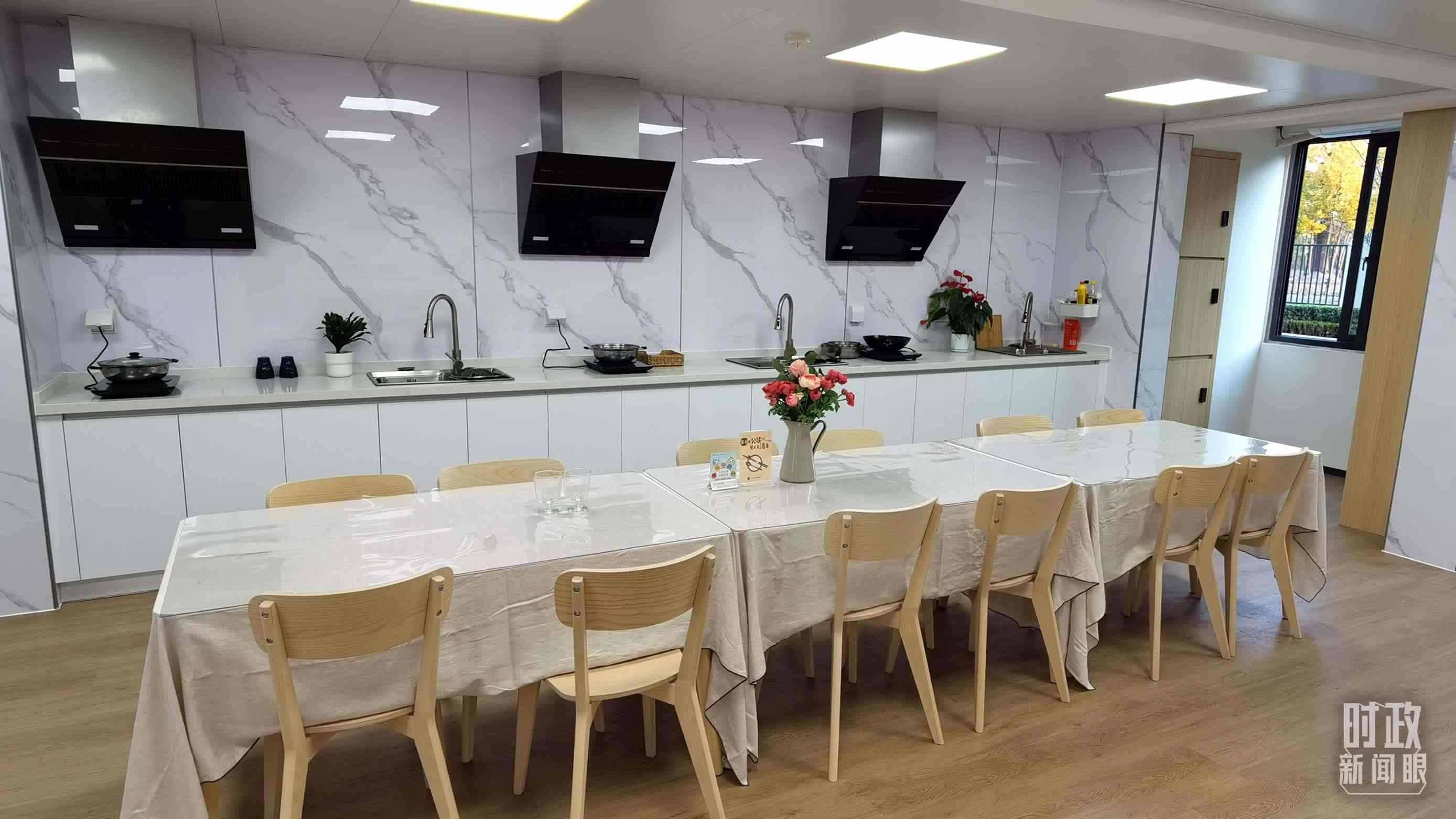 △閔行區(qū)新時(shí)代城市建設(shè)者管理者之家內(nèi)的共享廚房。（總臺央視記者郭鴻拍攝）