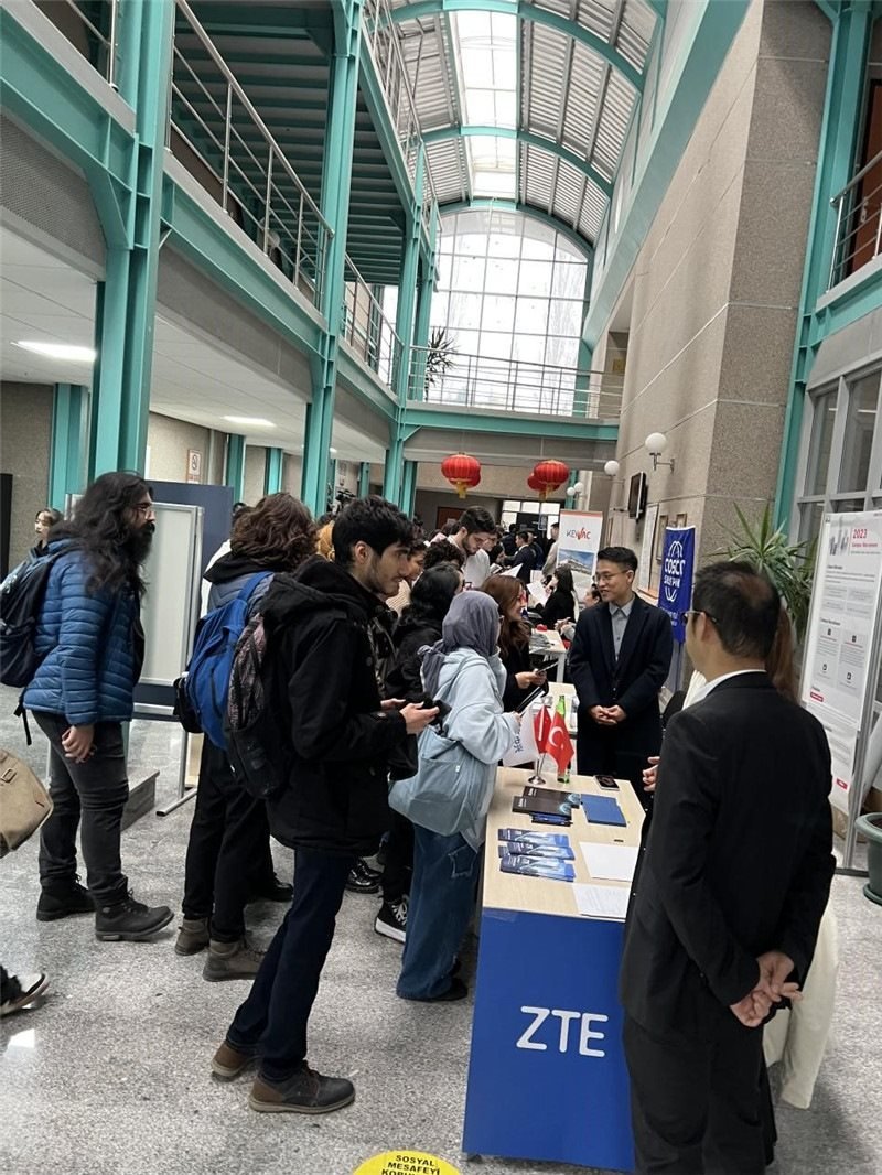 土耳其大學生在中企展臺交流。主辦方供圖