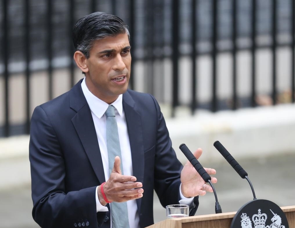 2022年10月25日，里?！ぬK納克在英國(guó)倫敦唐寧街10號(hào)首相府前發(fā)表講話。新華社記者李穎攝