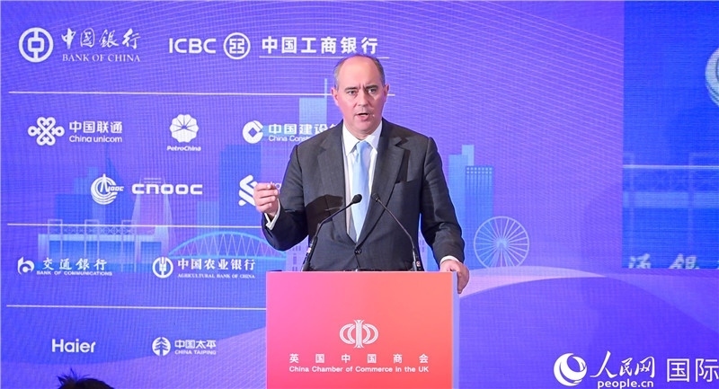 英國商業(yè)貿(mào)易部國務(wù)大臣（投資大臣）多米尼克·約翰遜與會。人民網(wǎng) 郭錦標(biāo)攝