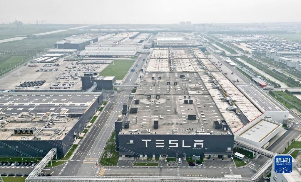 這是在中國（上海）自由貿(mào)易試驗區(qū)臨港新片區(qū)拍攝的特斯拉上海超級工廠（2023年9月26日攝，無人機照片）。新華社記者 劉穎 攝