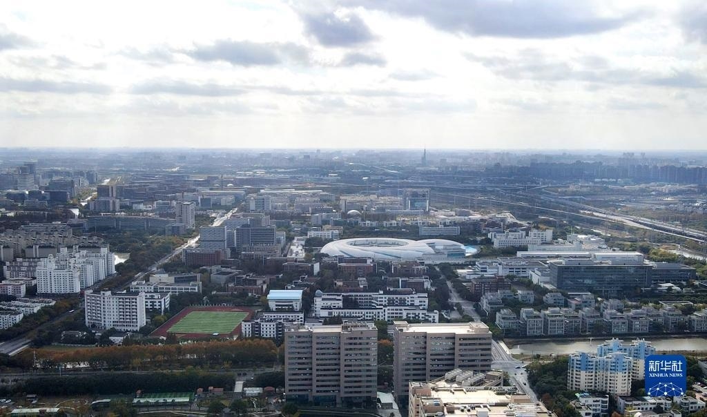 這是2023年11月25日在上海浦東新區(qū)張江科學(xué)城拍攝的形如鸚鵡螺的大科學(xué)裝置上海光源（中）（無人機照片）。新華社記者 方喆 攝