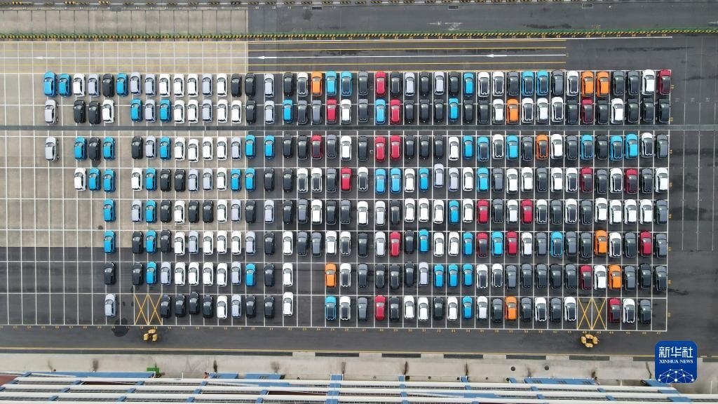 這是2023年7月9日在上海外高橋海通汽車碼頭拍攝的等待裝船運往澳大利亞的上汽MG品牌汽車和新能源車（無人機照片）。新華社記者 方喆 攝