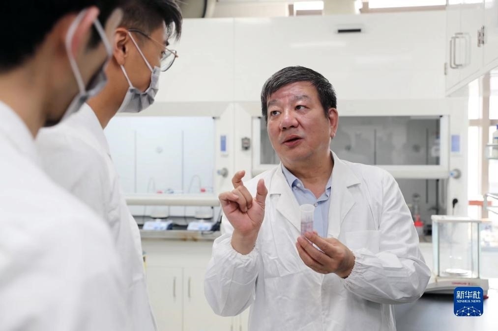 中國科學(xué)院院士、國家自然科學(xué)獎一等獎得主趙東元在復(fù)旦大學(xué)實驗室里指導(dǎo)學(xué)生（2023年9月2日攝）。新華社記者 劉穎 攝