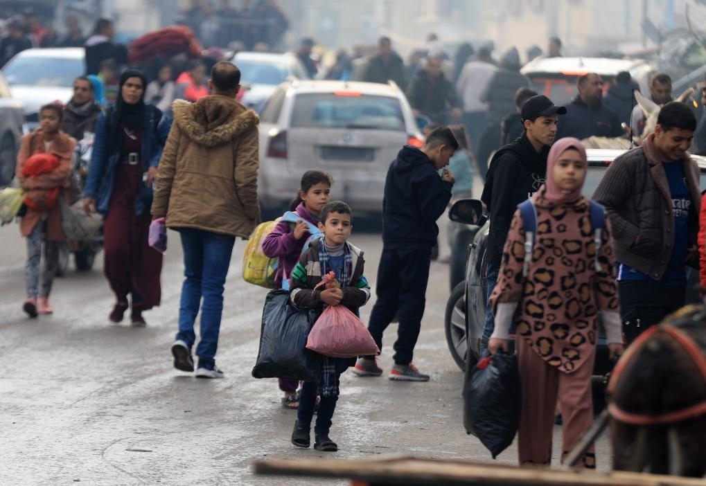 12月1日，在加沙地帶南部城市汗尤尼斯，人們在以軍恢復(fù)軍事行動后逃離家園。新華社發(fā)（亞西爾·庫迪攝）
