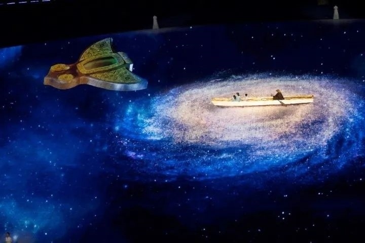 杭州第4屆亞殘運(yùn)會閉幕式上，吉祥物飛飛幻化回良渚玉鳥的模樣，盤旋于夜色之中。記者 倪雁強(qiáng) 董旭明 攝