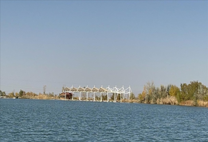 2023年11月1日，督察組拍攝到弱水花海景區(qū)建有人工湖及水上游樂設(shè)施。（中央第四生態(tài)環(huán)境保護(hù)督察組供圖）