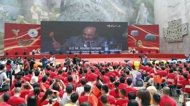 2019年7月6日，杭州市民揮舞國旗慶祝良渚古城遺址獲準(zhǔn)列入世界遺產(chǎn)名錄。記者 吳煌 倪雁強(qiáng) 攝