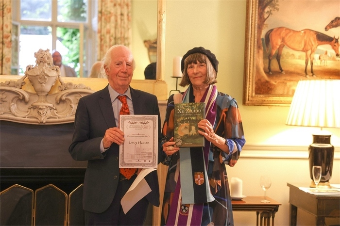 艾倫·麥克法蘭教授為漢密爾頓頒發(fā)文學(xué)類終身成就獎(jiǎng)。雨珊攝