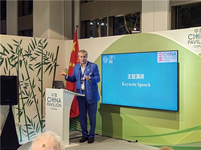 意大利都靈理工大學(xué)終身教授岡特·鮑利發(fā)言。COP28中國(guó)角供圖