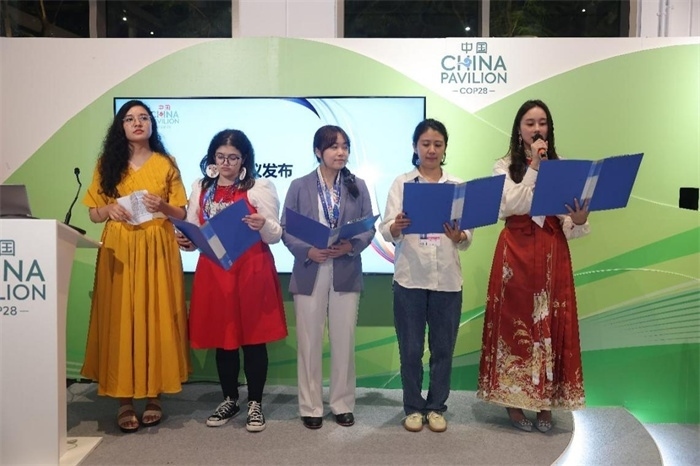 現(xiàn)場(chǎng)發(fā)布《“世界因你而美麗：應(yīng)對(duì)氣候變化的女性領(lǐng)導(dǎo)力”性別倡議》，COP28中國(guó)角供圖