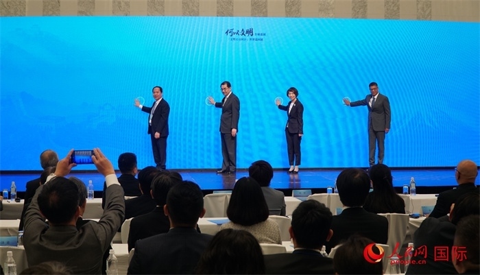 嘉賓共同啟動(dòng)“何以文明”日本特展體驗(yàn)暨2024年總臺(tái)春晚宣介區(qū)。人民網(wǎng) 蔣曉辰攝