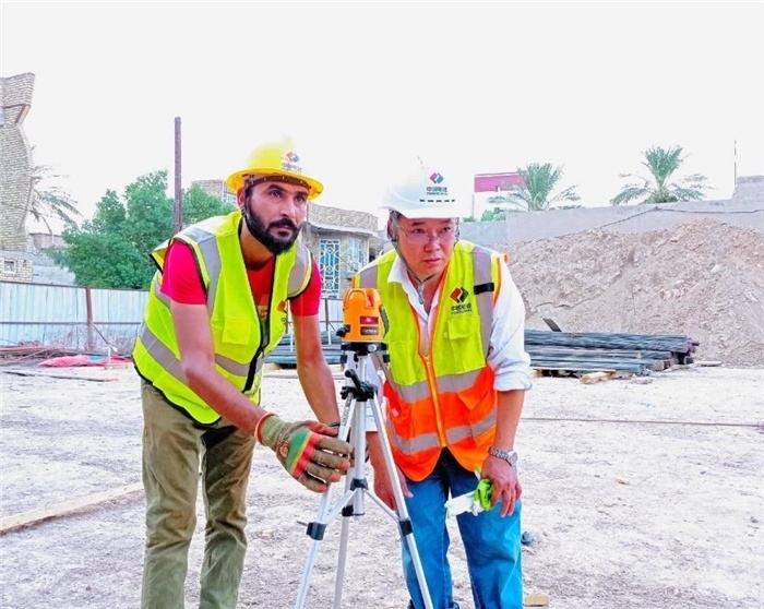 中伊工人在施工中。中國(guó)電建供圖