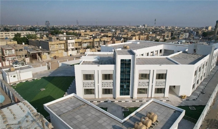 已經(jīng)完工的伊拉克瓦西特省第20號(hào)學(xué)校。該學(xué)校為合院式全功能建筑，包括教學(xué)樓，圖書(shū)室，實(shí)驗(yàn)室，保衛(wèi)室等。 趙沖攝