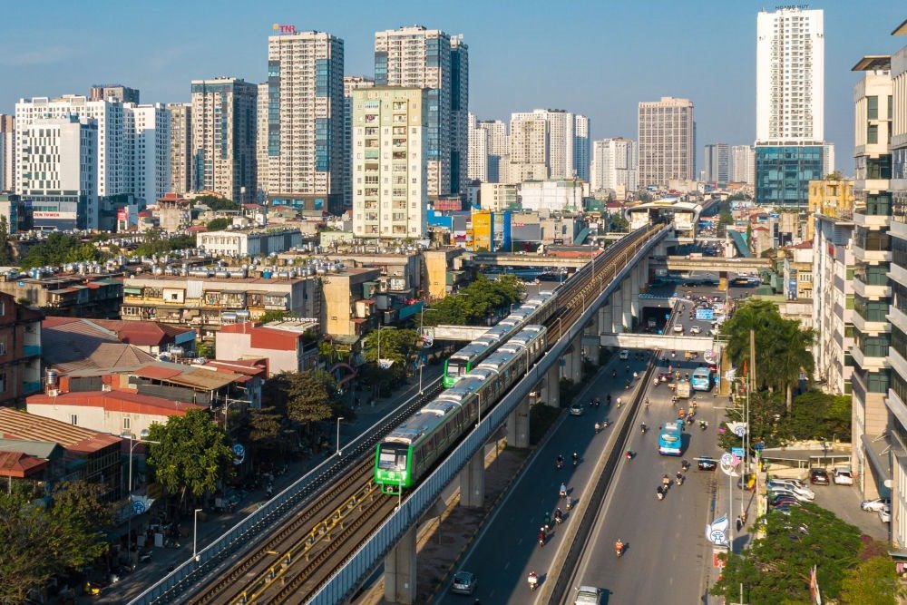 2021年12月1日，在越南首都河內(nèi)，列車(chē)在吉靈-河?xùn)|輕軌線上行駛。新華社發(fā)（中鐵六局河內(nèi)輕軌項(xiàng)目部供圖）