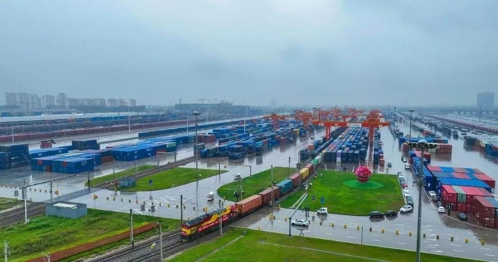 △2023年9月28日，中歐班列長(zhǎng)安號(hào)第20000列從陜西西安國際港站開出。