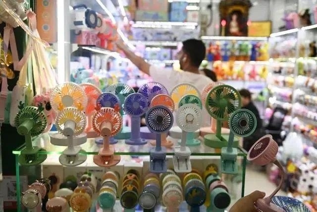 △近期，客商在浙江義烏國際商貿(mào)城采購商品。