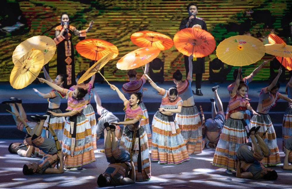 2023年1月18日，以“同心筑厚誼 攜手共發(fā)展”為主題的2023年中越跨國(guó)春節(jié)聯(lián)歡晚會(huì)在云南省紅河哈尼族彝族自治州河口瑤族自治縣舉行，越南老街省民族藝術(shù)歌舞團(tuán)的演員在晚會(huì)上表演歌舞《漂浮在云端的節(jié)日》。新華社記者 胡超 攝
