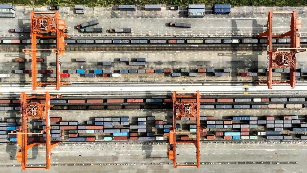 △2023年11月12日，火車在廣西欽州港碼頭裝運(yùn)集裝箱。