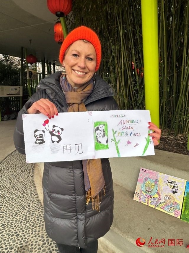 桑德拉和德國(guó)小朋友們的作品。右圖寫(xiě)著“祝福好運(yùn)，再見(jiàn) Pit和Paule（“夢(mèng)想”“夢(mèng)圓”的德語(yǔ)名字）”。人民網(wǎng)記者 徐馨攝